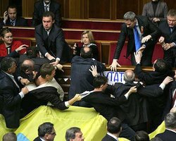 Янукович: с неэтичным поведением депутатов нужно заканчивать