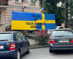 "Спасибо за 1/8 финала": болельщики сборной Украины вывесили плакат возле посольства Швеции (фото)
