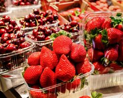 Клубничный сезон. Хватит ли украинцам своего урожая и какой прогноз для черешни