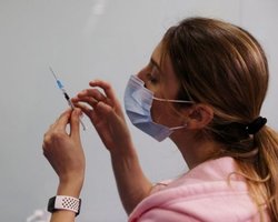 Семь вакцинаций на неделе. Почему вместо первых прививок министр Степанов провел брифинг