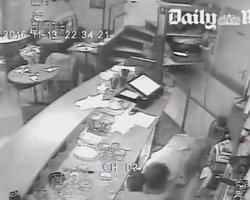 Daily Mail обнародовала видео расстрела посетителей ресторана в Париже