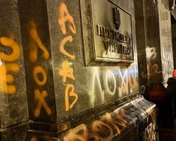 Заступник голови МВС Геращенко назвав тих, хто розмалювали будівлю ОП "неонацистами" і "скінхедами"