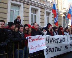 Опрос: россияне стали добрее к Украине, украинцы - наоборот