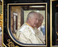 Король Чарльз III и королева Камилла едут в карете на свою коронацию (видео)