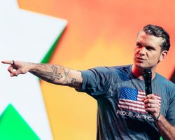 Deus Vult, крест и винтовка: что означают татуировки нового главы Пентагона Пита Хегсета