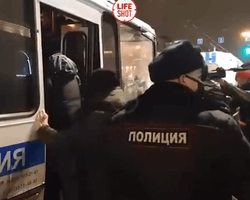 На акции в поддержку Навального в Питере задержали больше полусотни человек (видео)