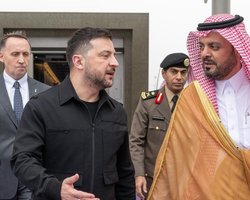 Заплановані важливі зустрічі: Володимир Зеленський прибув до Саудівської Аравії (відео)