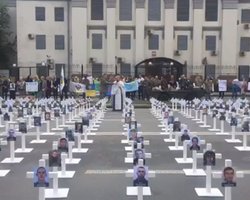 В Киеве под посольством России установили сотню крестов