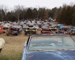 Раритети просто неба: виявлено величезну секретну колекцію ретроавто (відео)