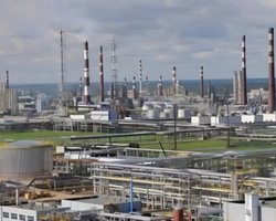 Еще одно попадание возле Усть-Луги: горит половина Киришского НПЗ после атаки БпЛА (фото)