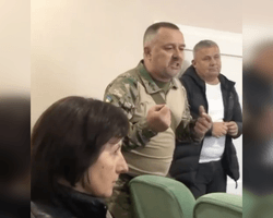 "Стрелять будете?": появились новые кадры из сельсовета, где депутат взорвал гранаты (видео)