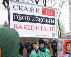 Антивакцинаторы заблокировали центр Киева: к протесту присоединилась Надежда Савченко (видео)