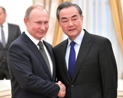 Цікавий "збіг": глава МЗС Китаю прилетів до Москви одночасно з Віткоффом