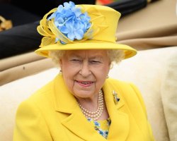 Молодая и с корги: королеве Елизавете II посвятили новую скульптуру (фото, видео)