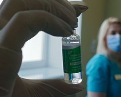 Вакцинация по вызову. В Украине пожилых людей будут прививать от COVID-19 на дому