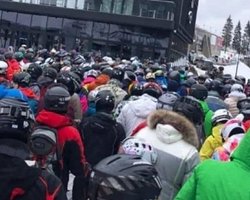 Локдаун в Буковеле: толпы отдыхающих, пробка на 5 км и очереди на подъемники (видео)