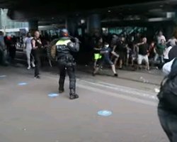 Полиция Гааги водометами разогнала протестующих против карантина