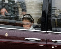 Принцесса Шарлотта появилась на коронации короля Чарльза в серебряном венке и наряде Alexander McQueen