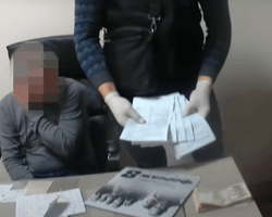 В Днепре семейного врача поймали на взятке за выдачу поддельных COVID-документов