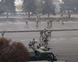 Бои с частями ВДВ и десятки погибших. В Казахстане началась "зачистка" Алматы (видео)