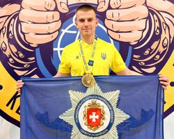 Працює поліцейським: українець став чемпіоном Європи з гирьового спорту