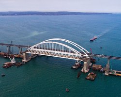 Поднимают в воздух все, что могут: как ВС РФ пытаются защитить Крымский мост, — ВМСУ