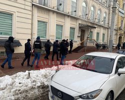 Стрельба возле СБУ: в сети появились новые кадры потасовки возле обменника на Владимирской (видео)