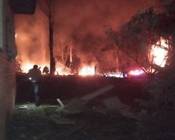 Пострадали жилые дома, 13 раненых: ВС РФ обстреляли Курахово в Донецкой области (видео)