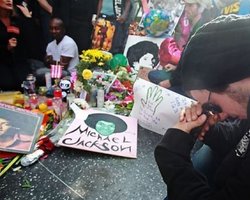 Поклонники Майкла Джексона смогут проститься с певцом в пятницу