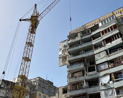 В Днепре из остатков разрушенного РФ подъезда в Днепре строят насыпь для яхт-клуба (фото, видео)