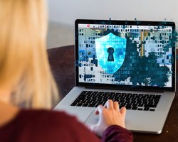 "Ізолюйте трафік". Агентство з кібербезпеки США відреагувало на атаку 14 січня