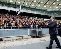"Весь Киев здесь". Картинка и реальность первых (само)дебатов на НСК "Олимпийский"