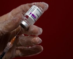 Всесвітня організація охорони здоров'я рекомендує не зупиняти використання вакцини AstraZeneca
