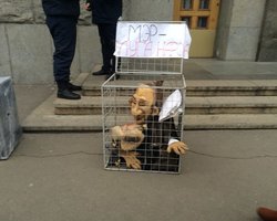 Под стенами Харьковского горсовета митинг, силовики и чучело Кернеса