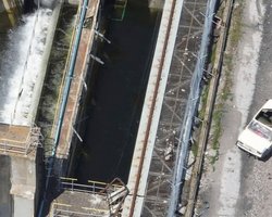 "Стоит машина со взрывчаткой": СМИ показали снимки Каховской ГЭС за неделю до подрыва (фото)