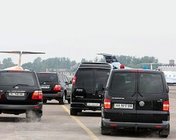 Охрана Азарова бьет машины, не уступившие дорогу кортежу, - СМИ