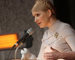 Тимошенко не спешит верить социологам и признавать поражение