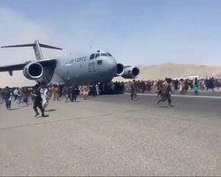 Украина вывезла из Афганистана 80 человек: из них 8 украинцев (видео)