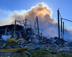 Ракеты запускали с Курской области: что известно об ударе по ТЦ "Амстор" в Кременчуге (фото, видео)