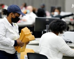 В штате Джорджия вручную пересчитают все бюллетени: это то, чего добивался Трамп