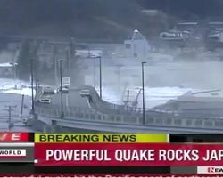 На Японию обрушилось десятиметровое цунами, есть жертвы (видео)