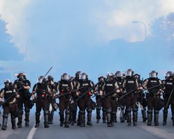 США бунтуют после гибели Джорджа Флойда: в 25 городах ввели комендантский час