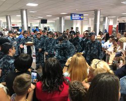 Командующий ВМС ВСУ наградил освобожденных моряков и повысил их в званиях