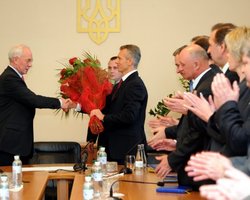 Азаров в Кабмине встретил Хорошковского розами