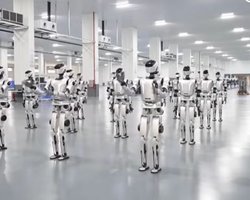 Кожні 30 хвилин один людиноподібний робот: розпочав роботу перший супер-завод у Китаї (відео)