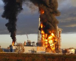 Тушат пожарным поездом: дроны разбомбили НПЗ в Ростовской области (видео)