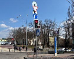 С дополнительным красным сигналом: в Киеве установили первый светофор нового типа (фото)