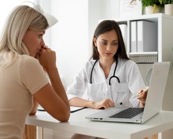 Программа "Скрининг здоровья 40+" стартовала: как украинцы могут получить 2000 грн через "Дію"