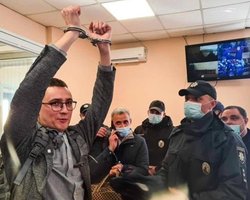 Суд в Одессе выпустил Стерненко из-под стражи (фото)