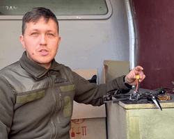 Захватили под Бахмутом: украинские пограничники изучают трофейный дрон ВС РФ (видео)